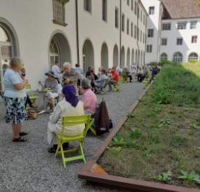 Mittagessen im Klosterhof anlässlich Gebetstag